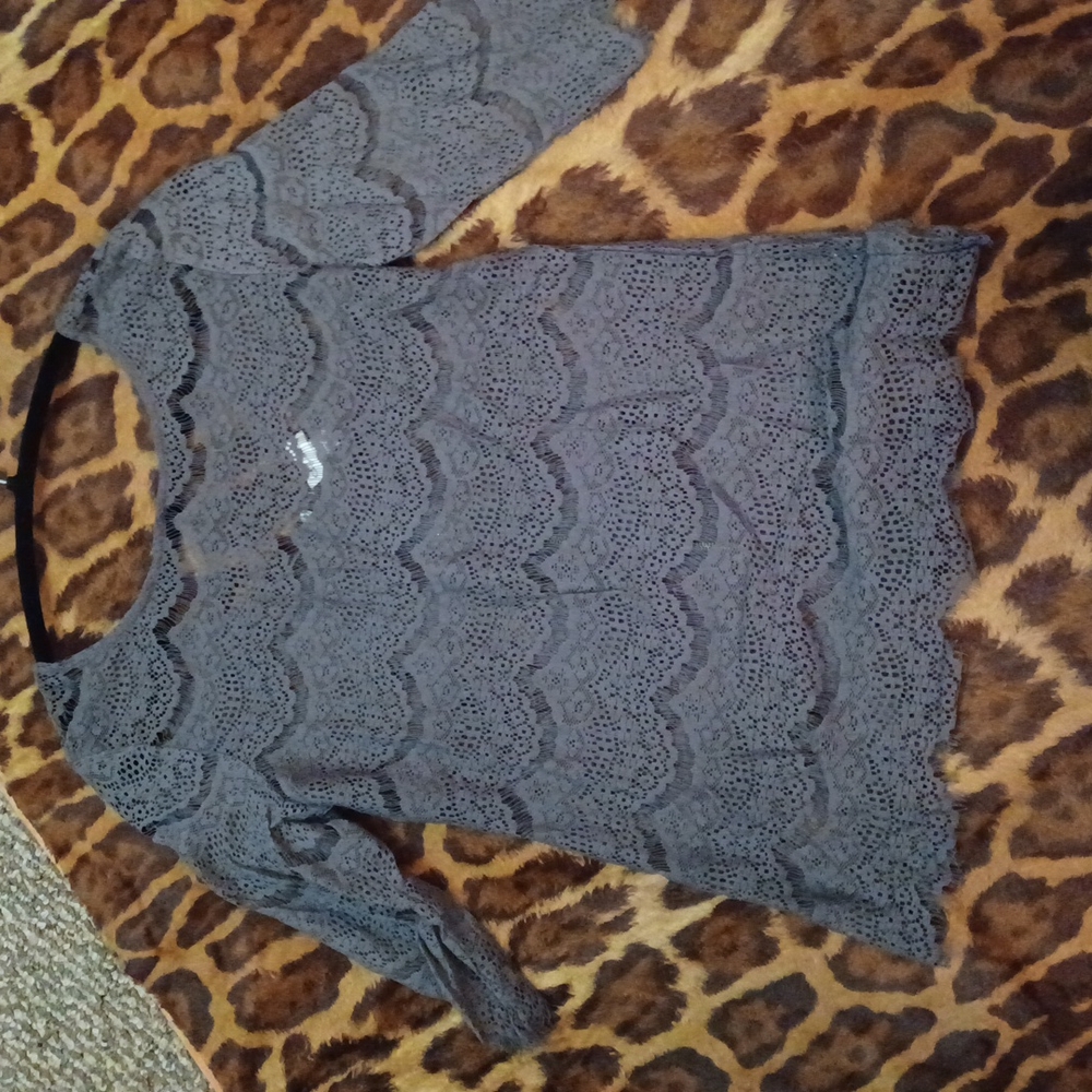 Dynamite stretch lace blouse. Grey/lavender. Size S